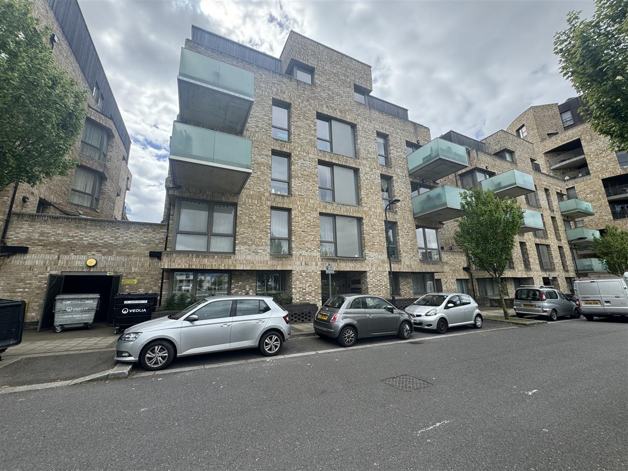 Flat Hilltop Avenue in Greater London
