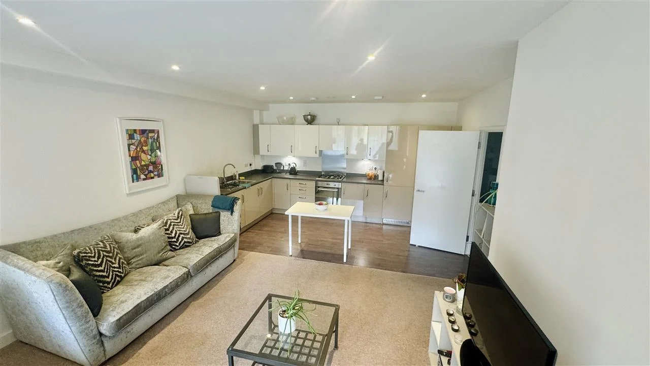 Flat Hilltop Avenue in Greater London