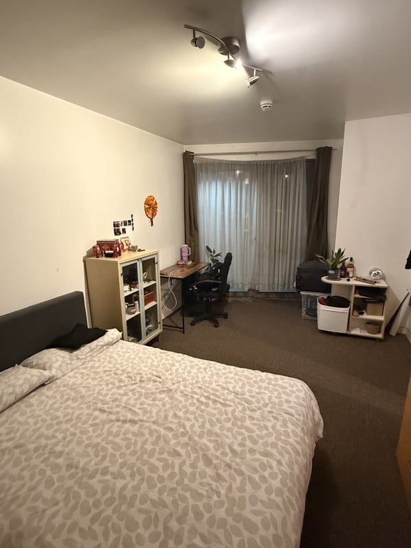 Flat Wick Lane in Greater London
