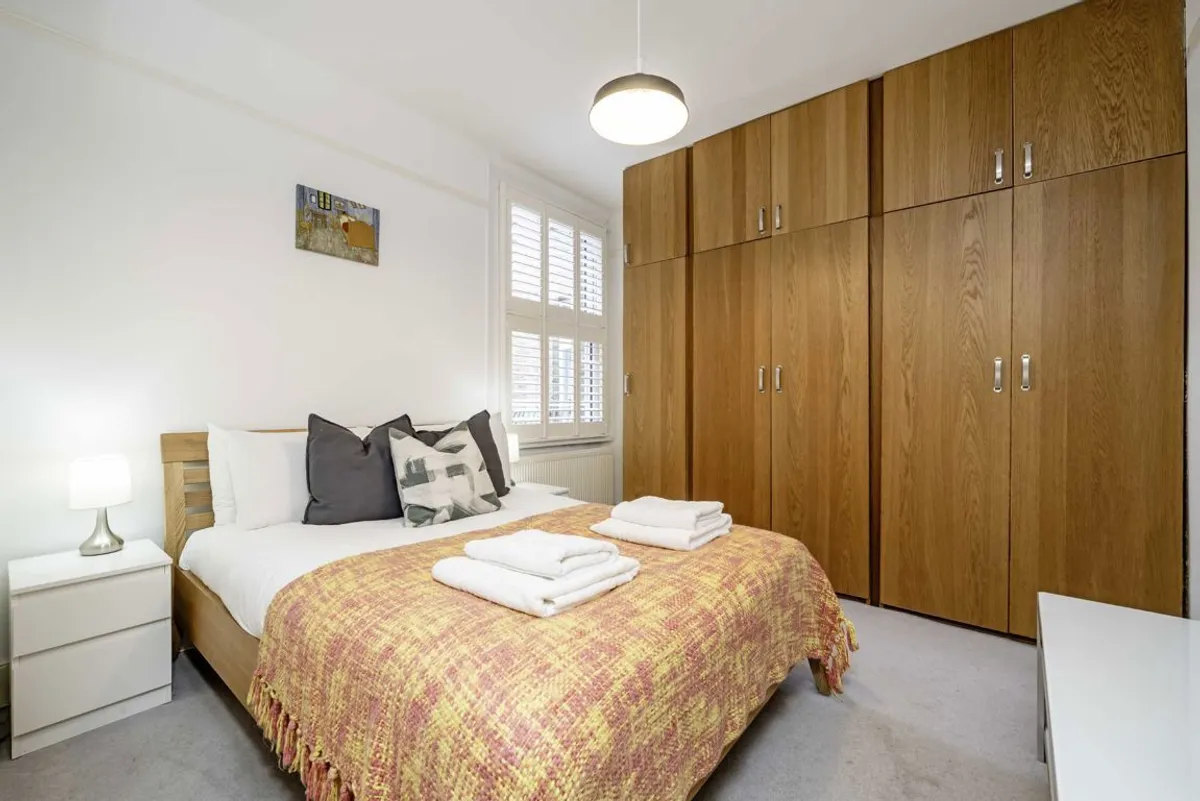 Flat Larden Road in Greater London