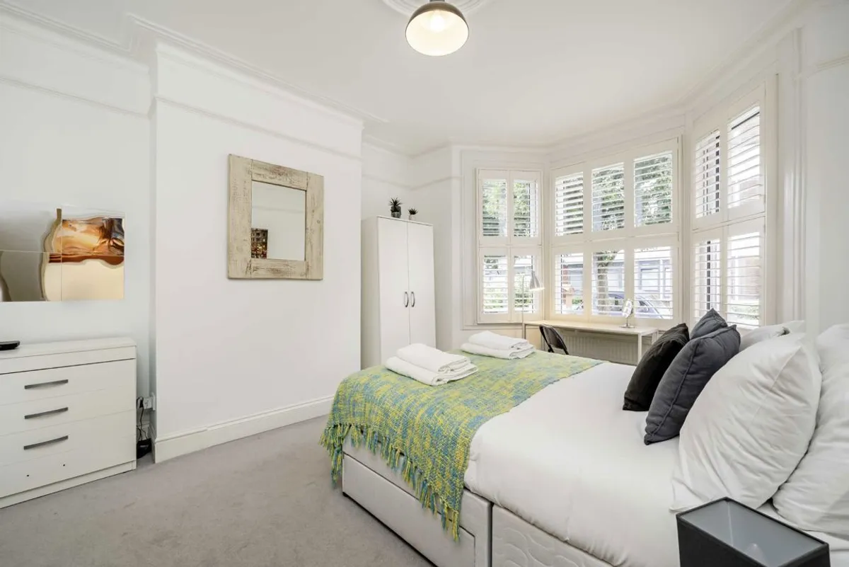 Flat Larden Road in Greater London
