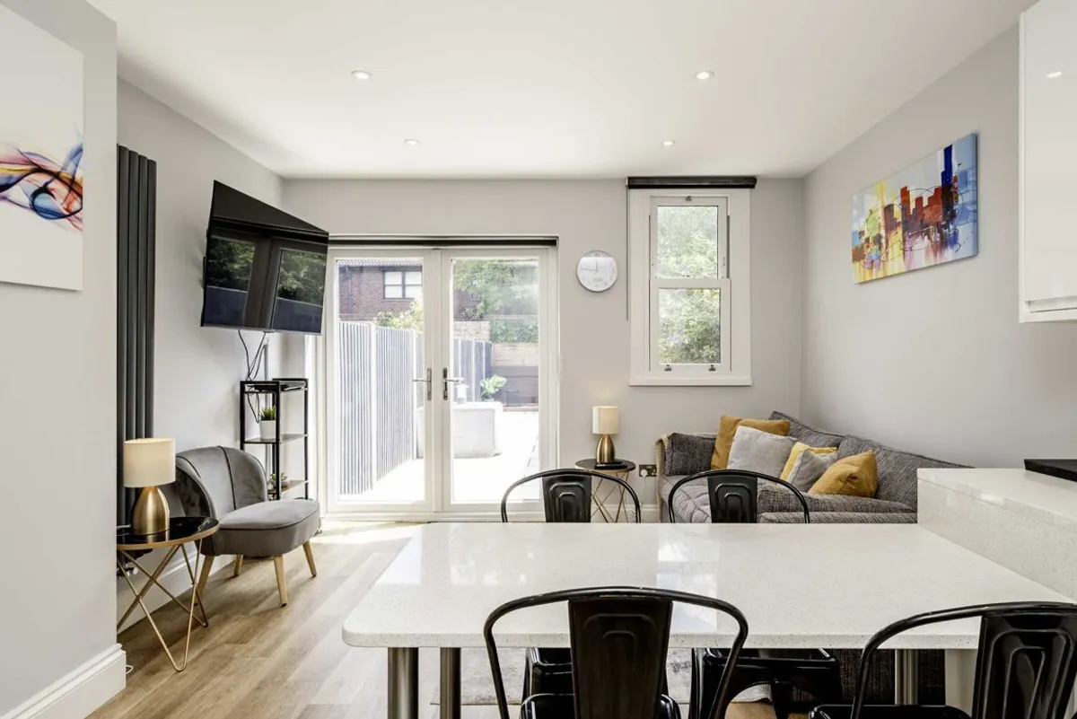 Flat Larden Road in Greater London