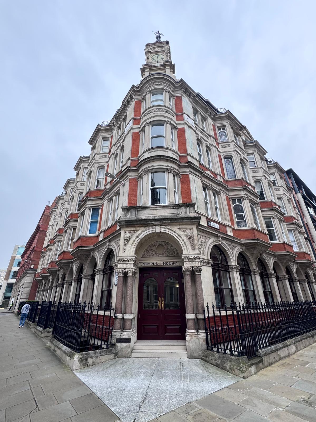 Flat Tudor Street in City of London