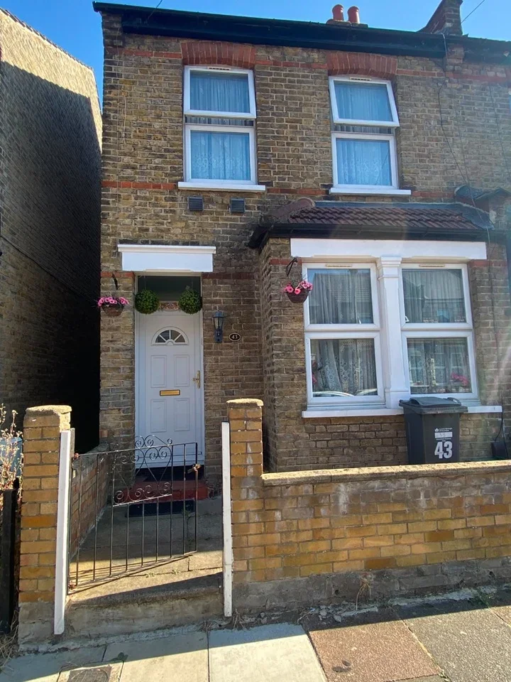House Stanley Road in Greater London
