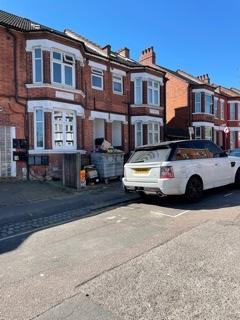 Flat Hazelbury Crescent in Luton