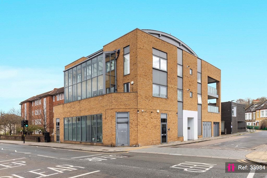 Flat Woodland Crescent in Greater London