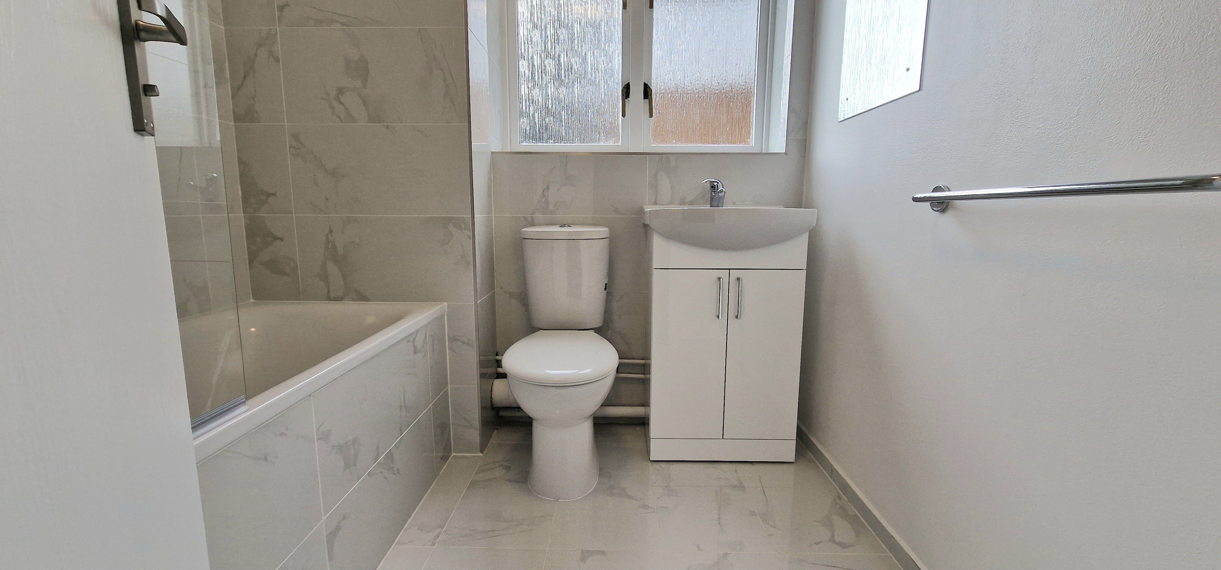 Flat Pentland Avenue in Greater London
