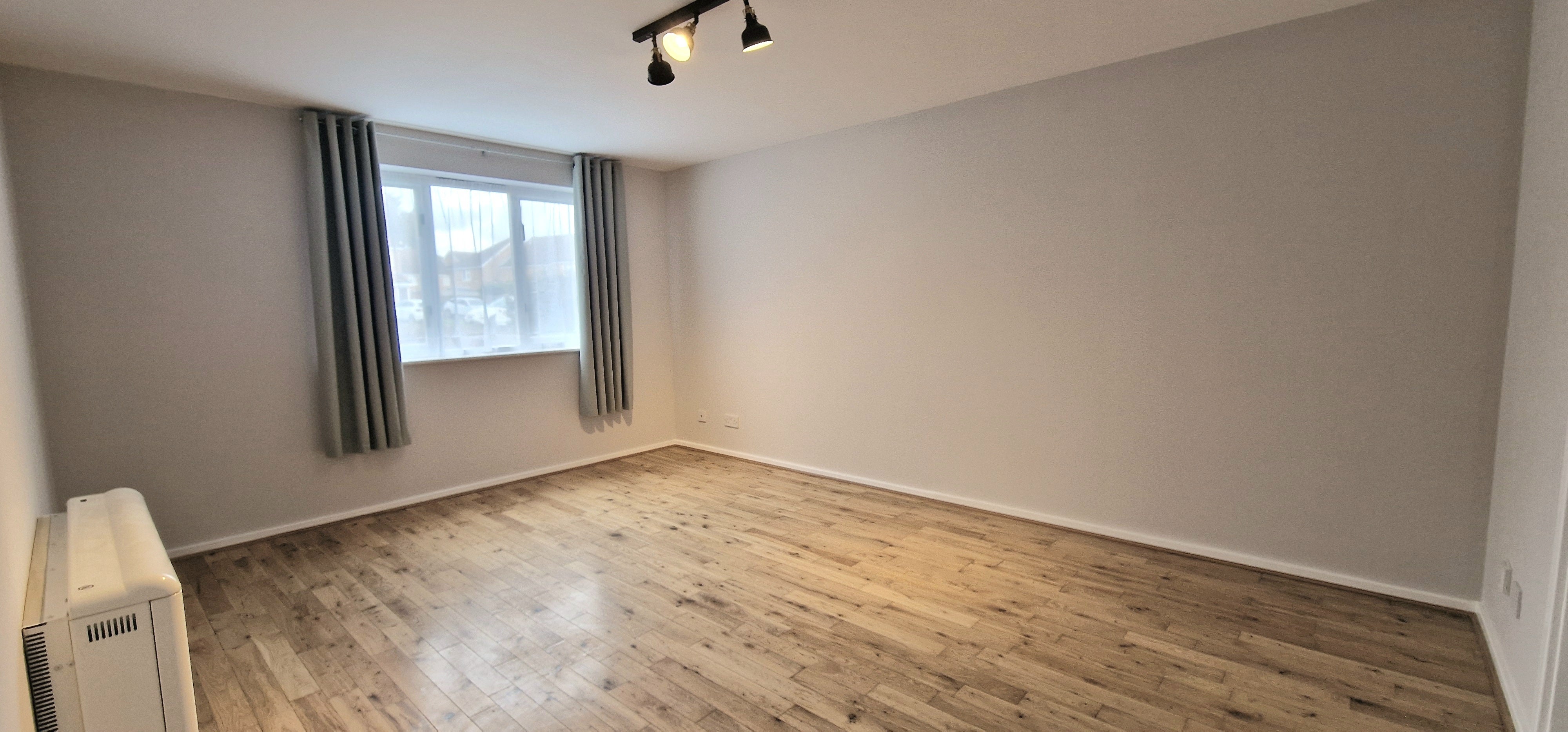 Flat Pentland Avenue in Greater London