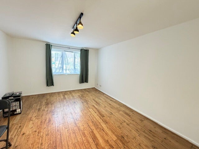 Flat Pentland Avenue in Greater London