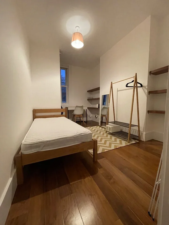 Room Upper Richmond Road in Greater London