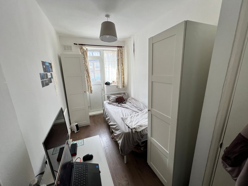 Room Station Walk in Greater London