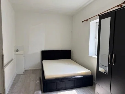 Room Reede Road in Greater London