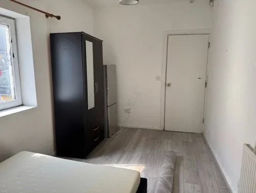 Room Reede Road in Greater London