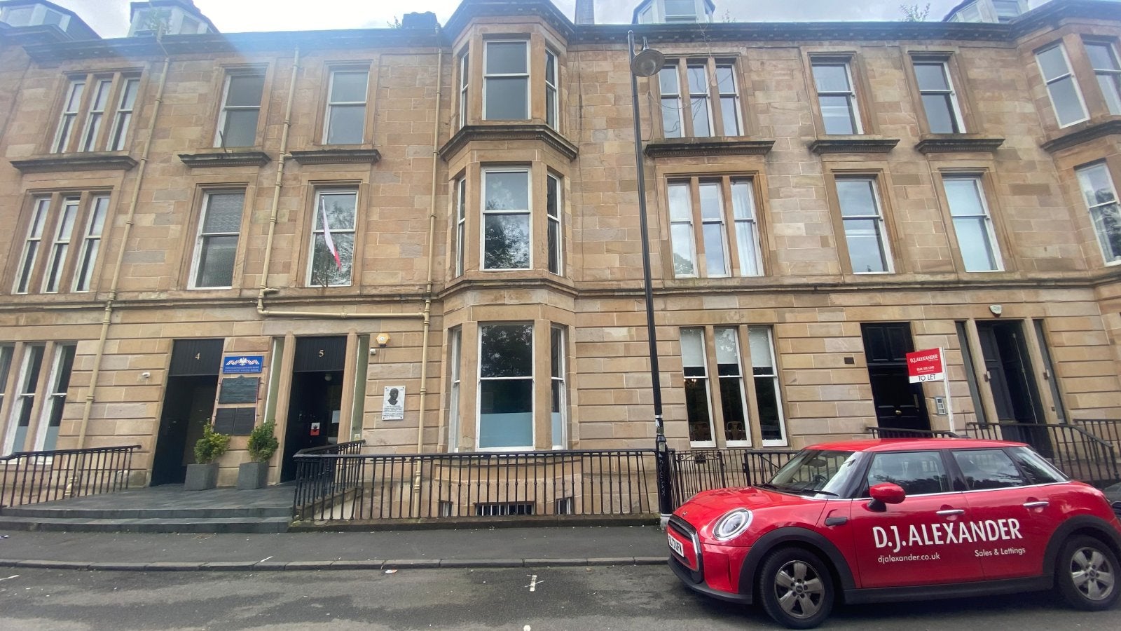 Flat Parkgrove Terrace in Glasgow