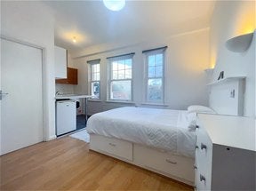 Flat Battersea Park Road in Greater London