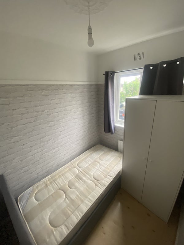 Room Glenister Park Road in Greater London