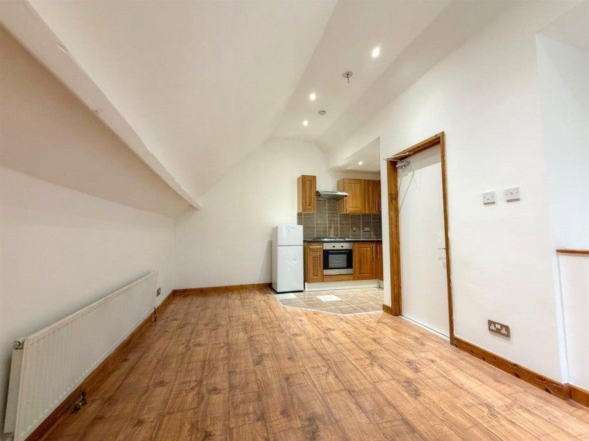 Flat Ashburnham Road in Luton
