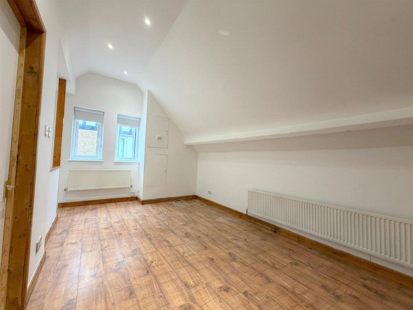 Flat Ashburnham Road in Luton