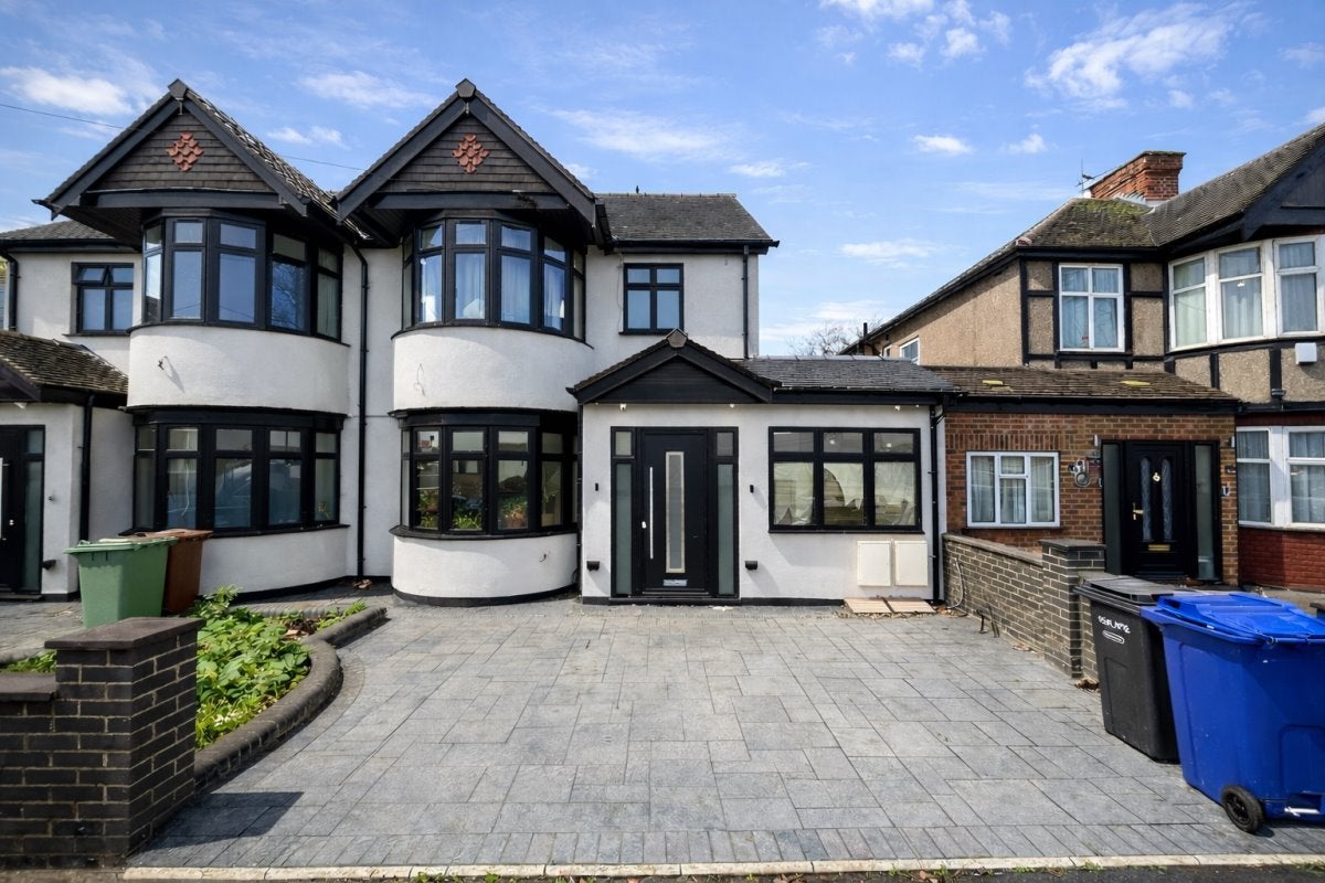 Flat Kenton Lane in London