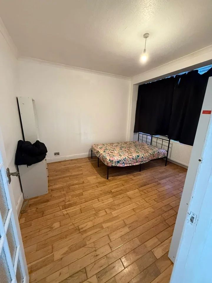 Room Whites Avenue in Greater London