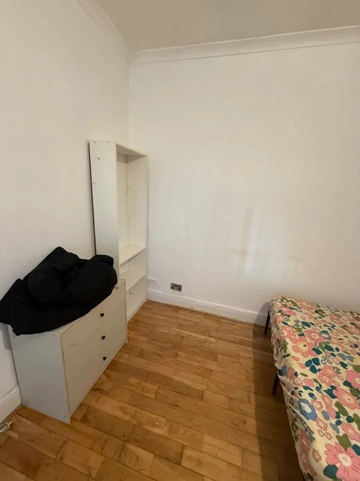 Room Whites Avenue in Greater London