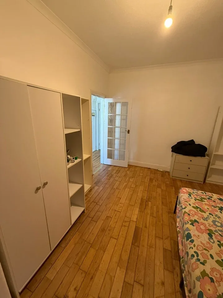 Room Whites Avenue in Greater London