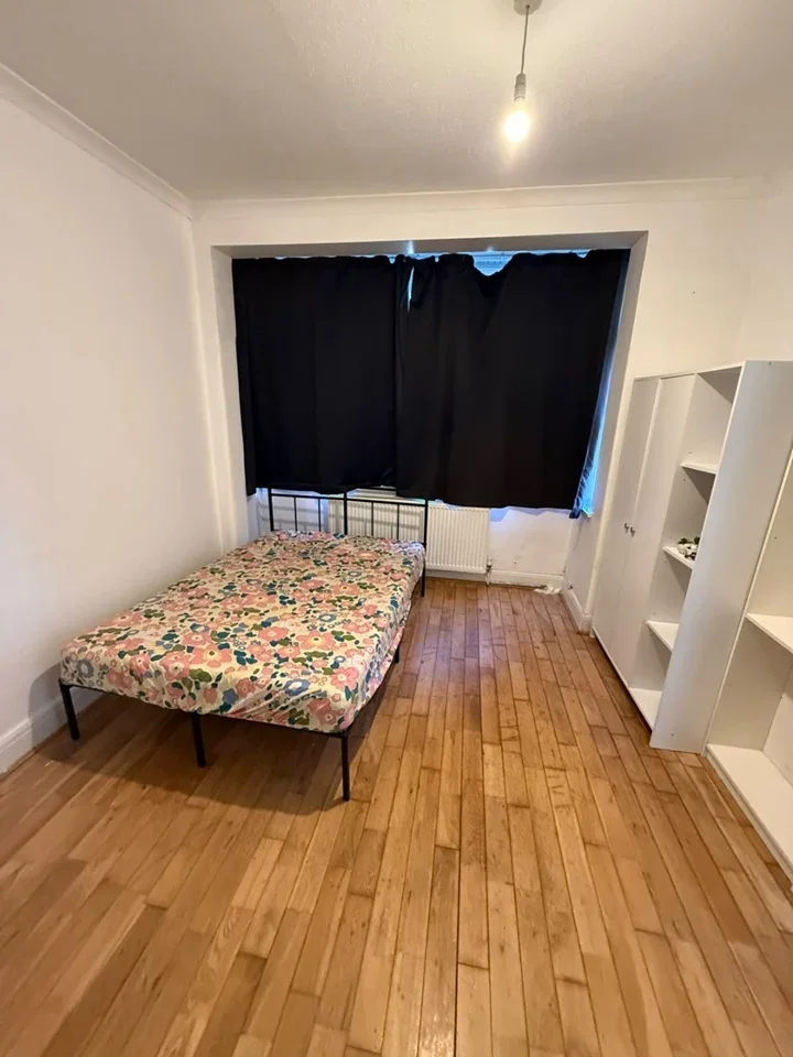 Room Whites Avenue in Greater London