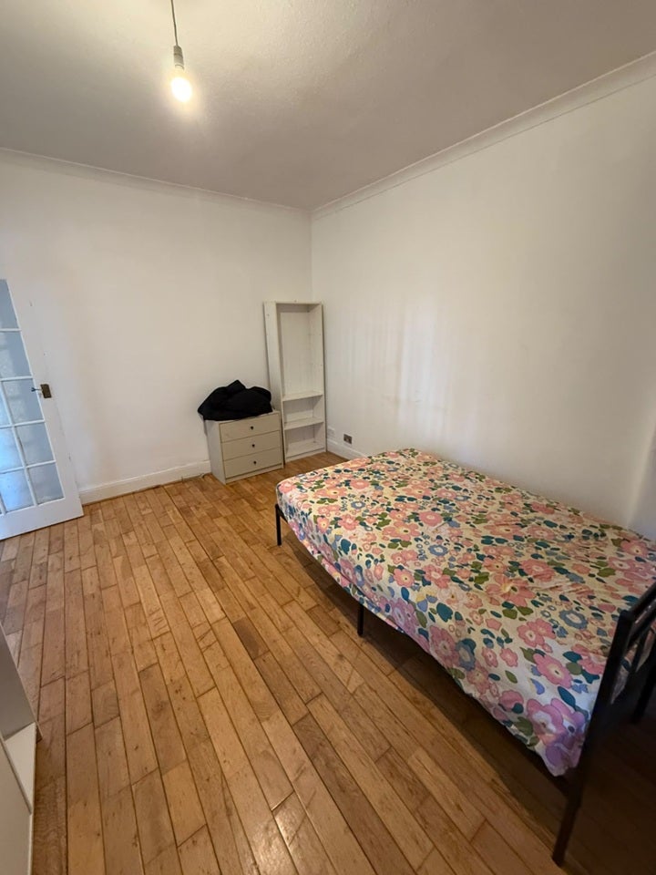 Room Whites Avenue in Greater London