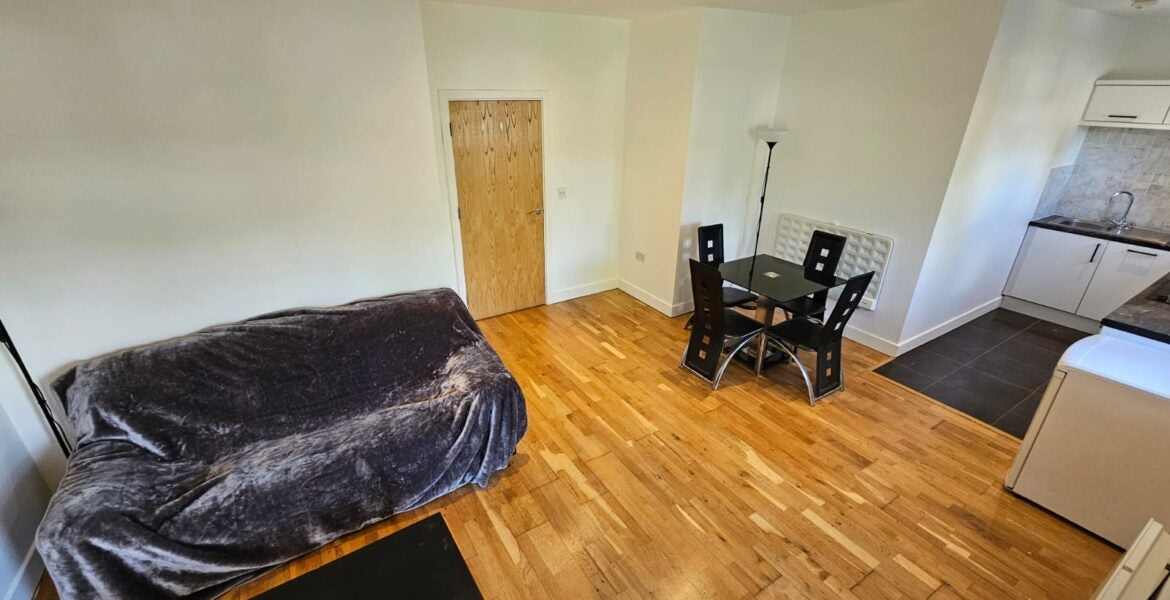 Flat Scott Hall Place in Leeds
