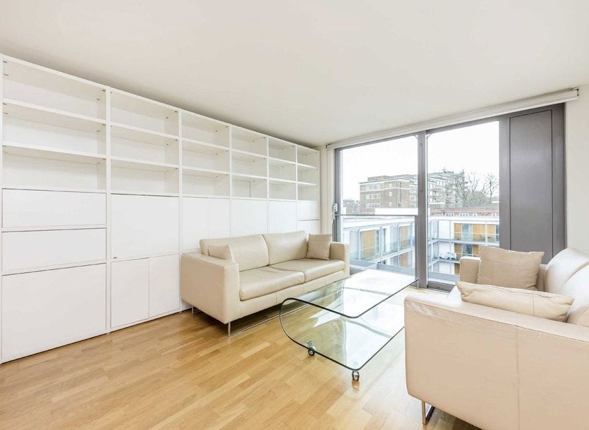 Flat Avenell Road in Greater London
