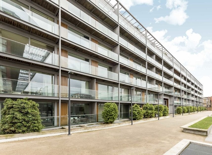 Flat Avenell Road in Greater London