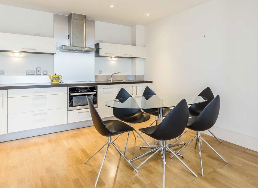 Flat Avenell Road in Greater London
