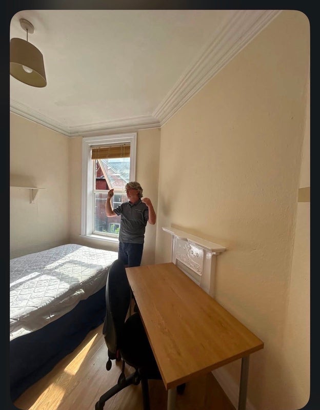 Room Headingley Avenue in Leeds