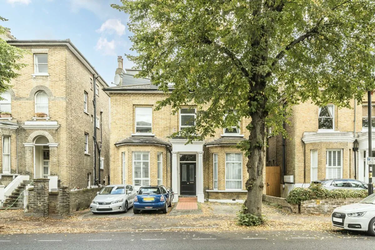 Flat Eaton Rise in Greater London
