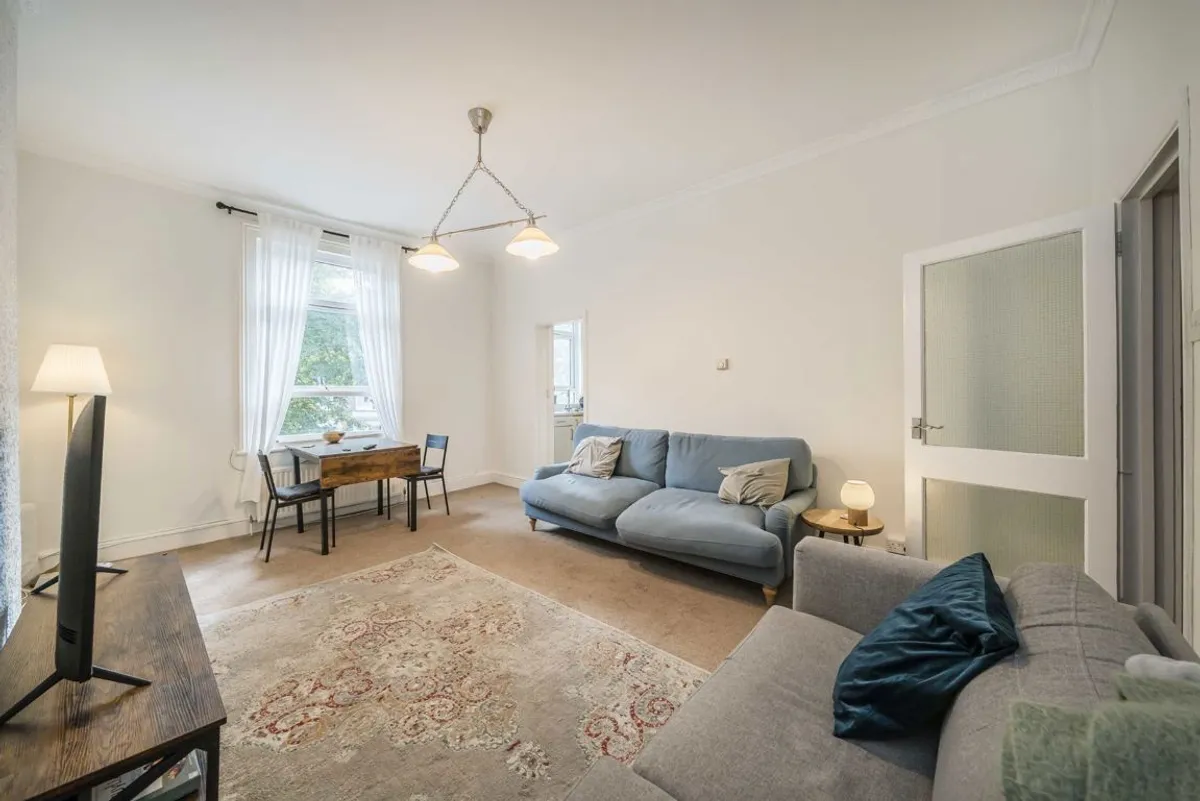 Flat Eaton Rise in Greater London