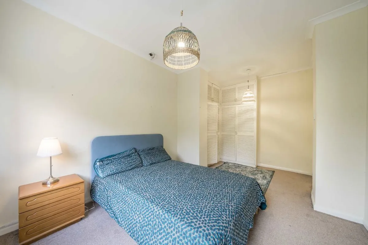 Flat Eaton Rise in Greater London