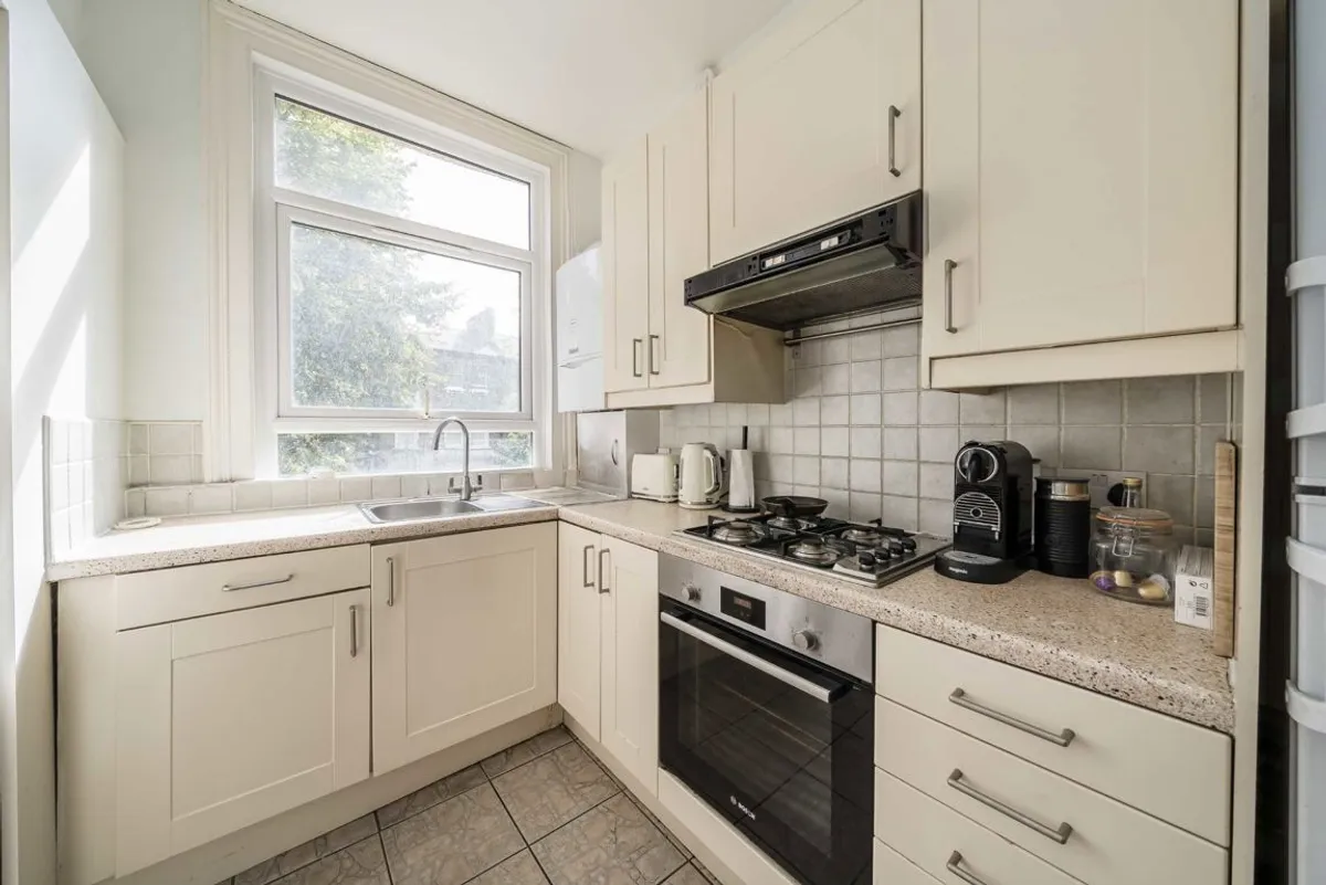 Flat Eaton Rise in Greater London