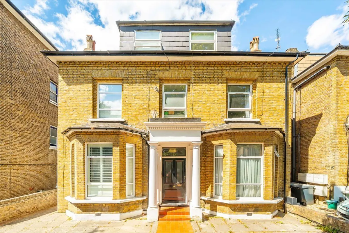 Flat Eaton Rise in Greater London