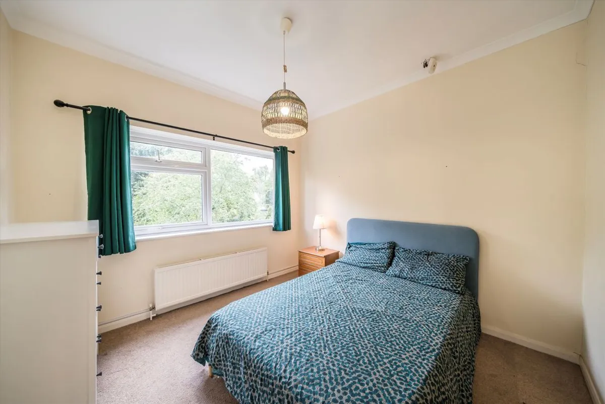Flat Eaton Rise in Greater London