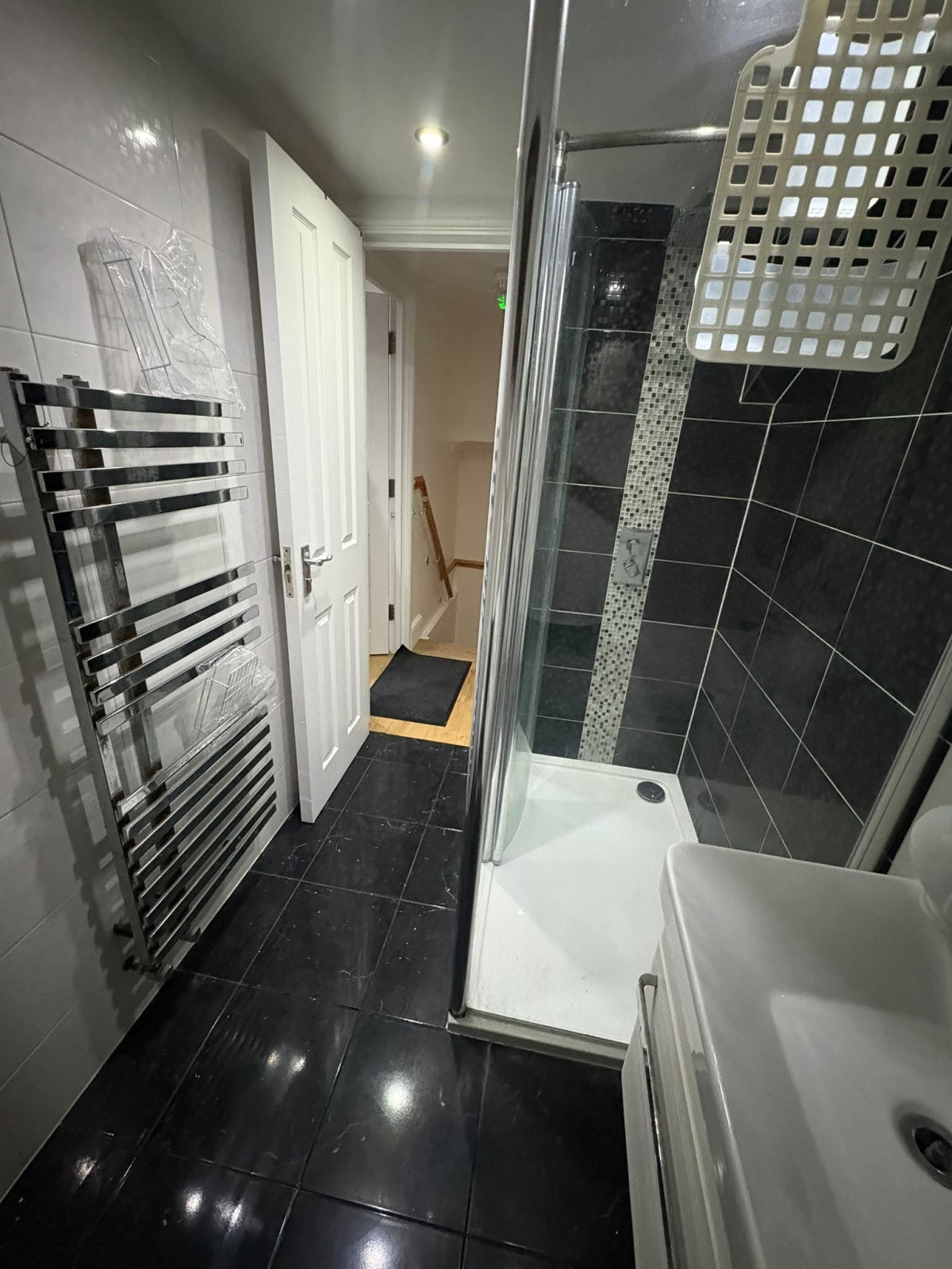 Room Byron Avenue in Greater London