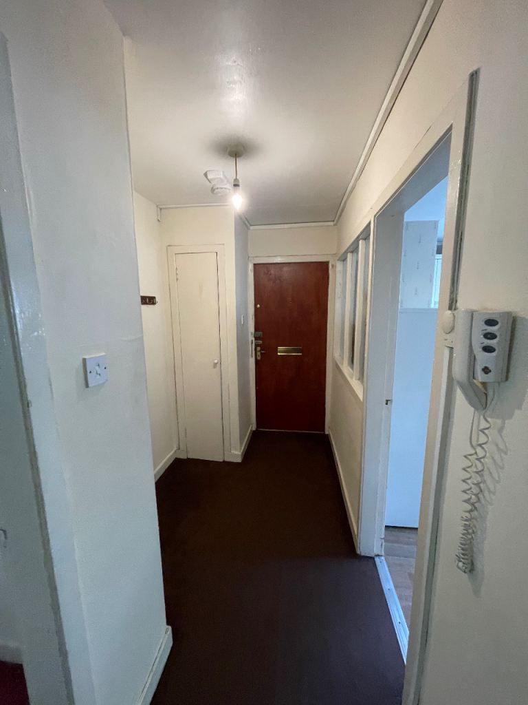 Flat Burnhead Path West in City of Edinburgh