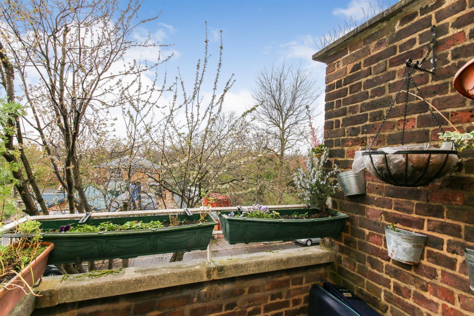 Flat Sparsholt Road in Greater London