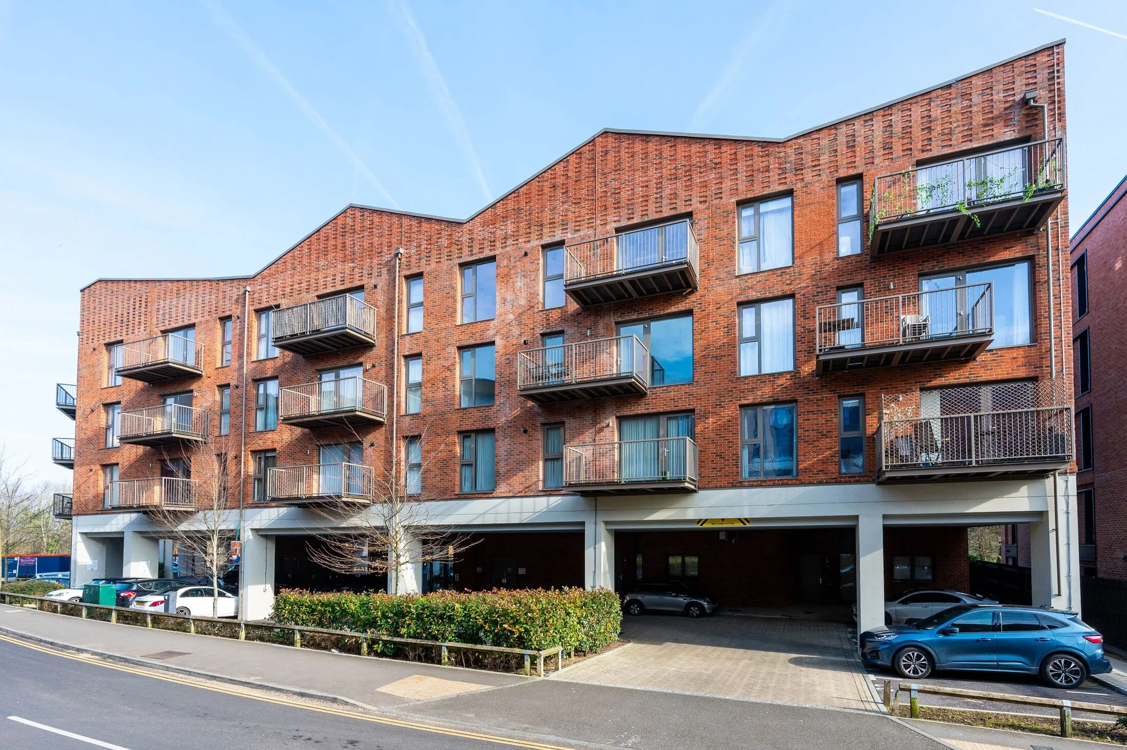 Flat Walnut Tree Close in Guildford