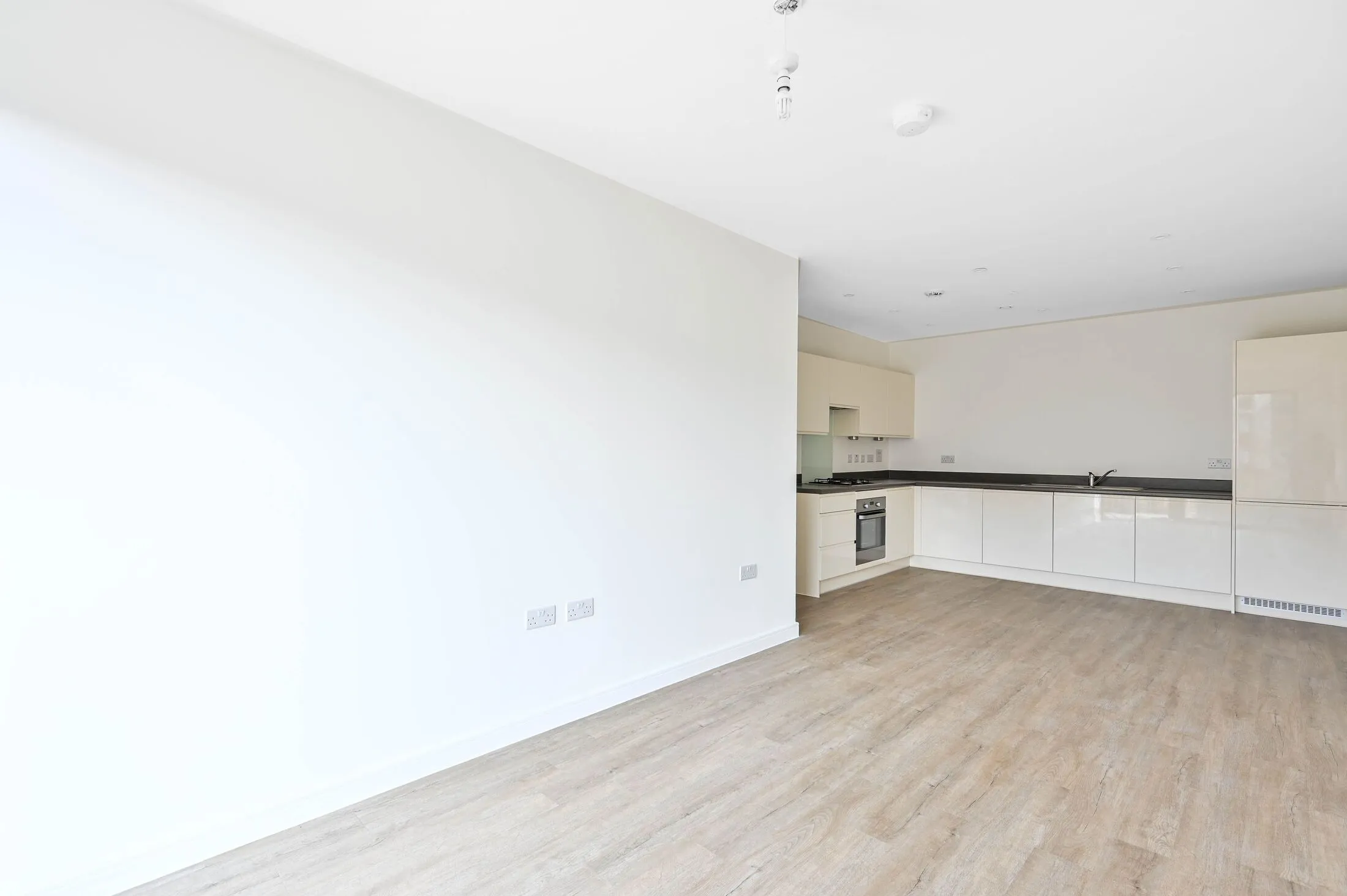 Flat Walnut Tree Close in Guildford