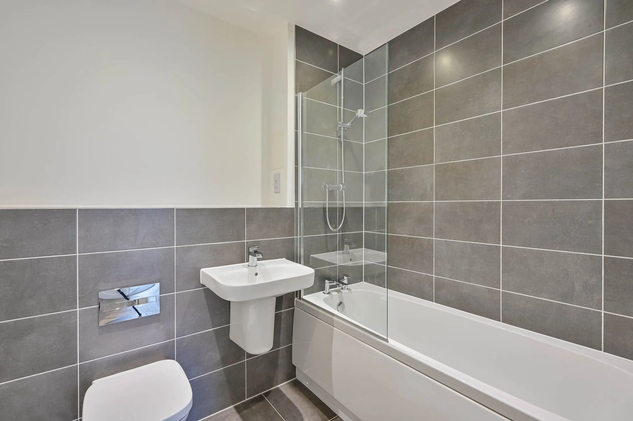 Flat Walnut Tree Close in Guildford