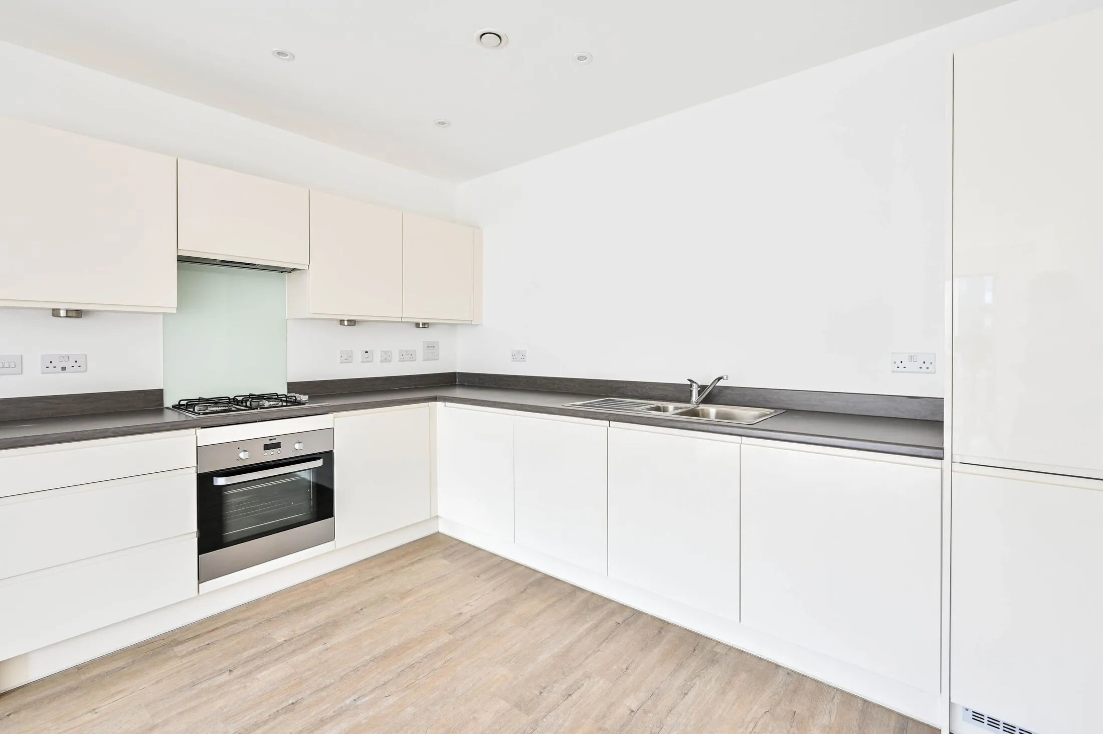 Flat Walnut Tree Close in Guildford