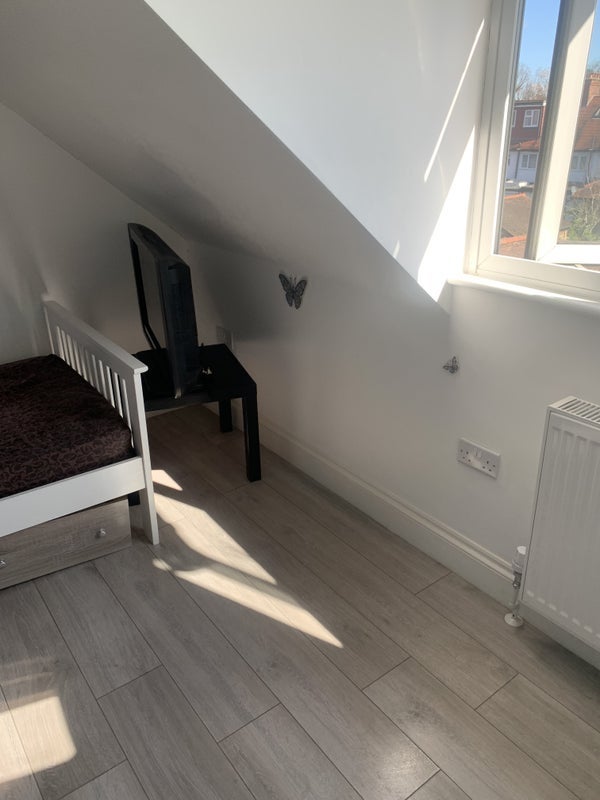 Room Gunnersbury Avenue in Greater London