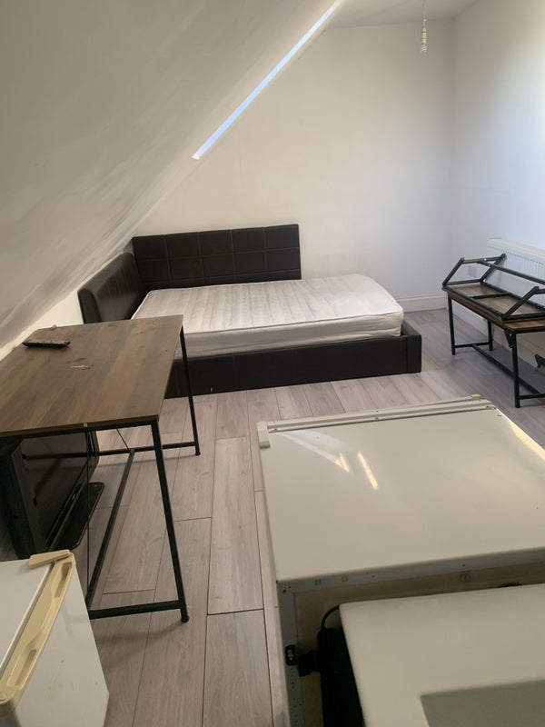 Room Gunnersbury Avenue in Greater London