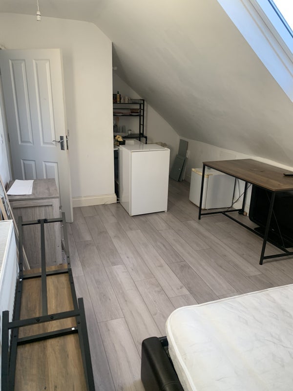 Room Gunnersbury Avenue in Greater London