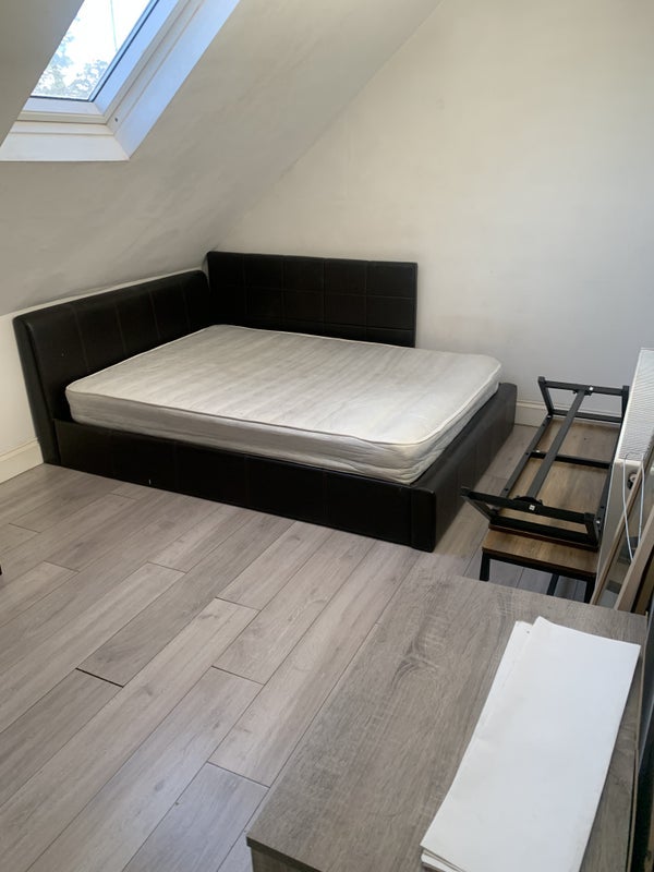 Room Gunnersbury Avenue in Greater London